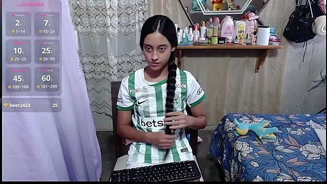 Snapshot of Lunawillis chatting on 11.20.25 Lunawillis online show from 11.20.25