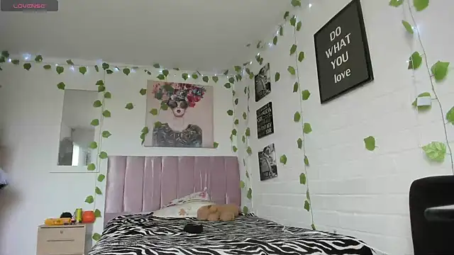 Snapshot of katt__black__ chatting on 10.31.25 katt black online show from 10.31.25