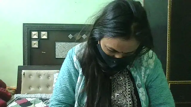 Snapshot of couplesuni chatting on 12.18.24 couplesuni online show from 12.18.24