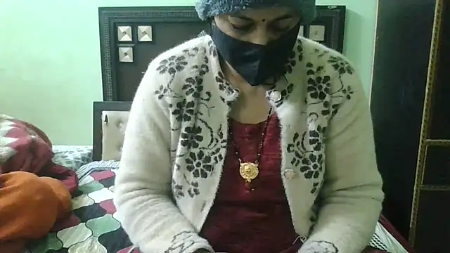 Snapshot of couplesuni chatting on 12.24.24 couplesuni online show from 12.24.24