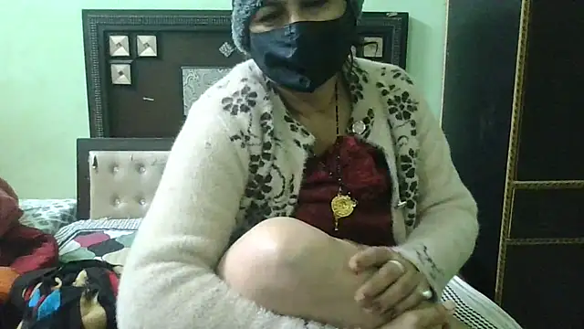 Snapshot of couplesuni chatting on 12.24.24 couplesuni online show from 12.24.24