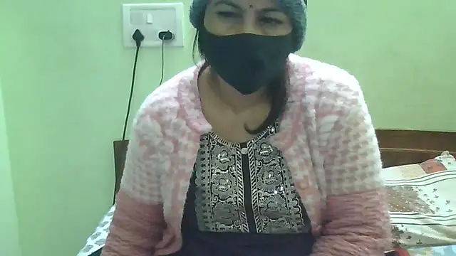 Snapshot of couplesuni chatting on 12.30.24 couplesuni online show from 12.30.24