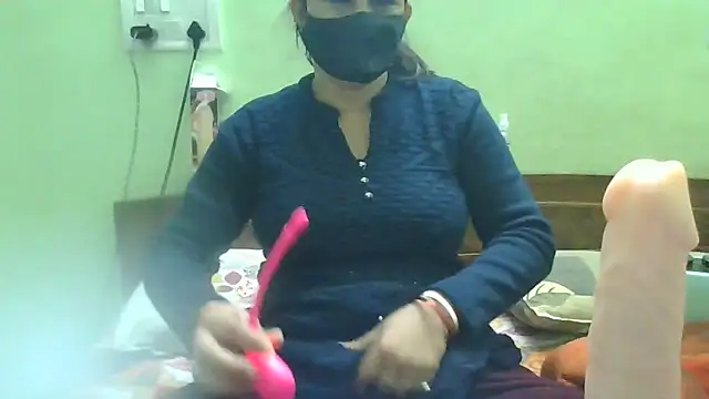 Snapshot of couplesuni chatting on 01.16.25 couplesuni online show from 01.16.25