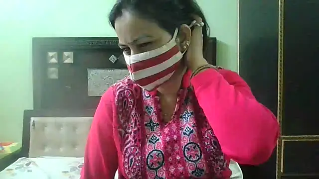 Snapshot of couplesuni chatting on 02.13.25 couplesuni online show from 02.13.25