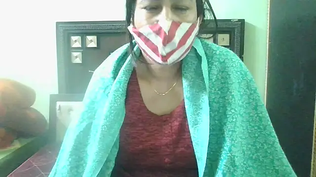 Snapshot of couplesuni chatting on 02.14.25 couplesuni online show from 02.14.25