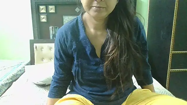 Snapshot of couplesuni chatting on 03.20.25 couplesuni online show from 03.20.25