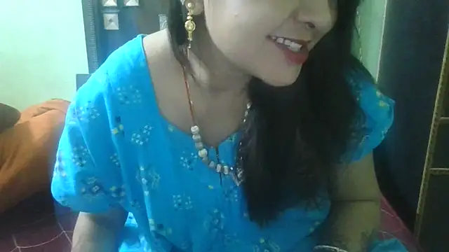 Snapshot of couplesuni chatting on 10.13.25 couplesuni online show from 10.13.25