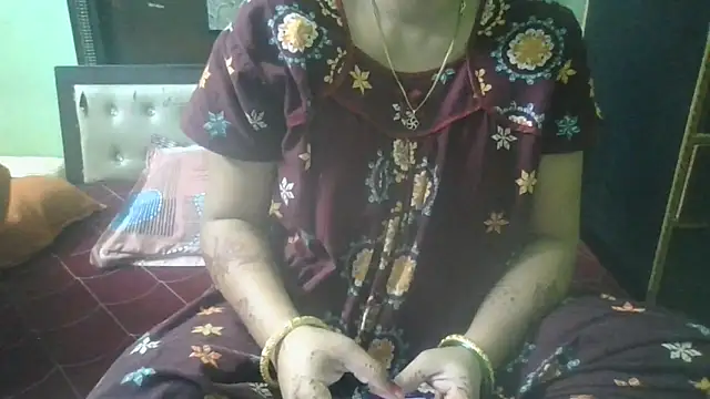 Snapshot of couplesuni chatting on 10.15.25 couplesuni online show from 10.15.25