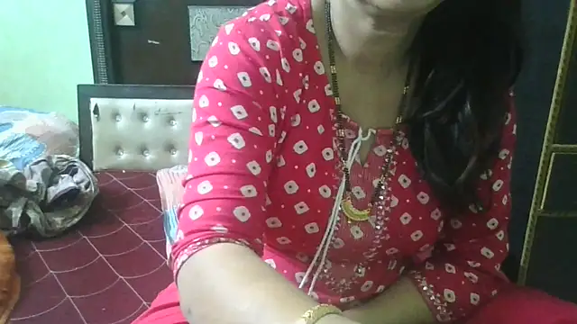 Snapshot of couplesuni chatting on 10.25.25 couplesuni online show from 10.25.25