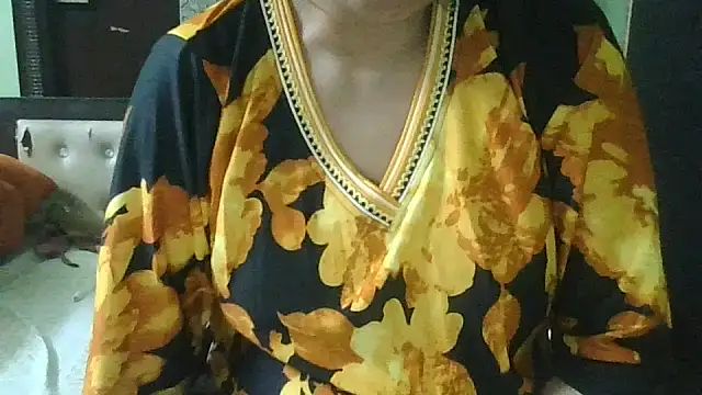 Snapshot of couplesuni chatting on 10.28.25 couplesuni online show from 10.28.25