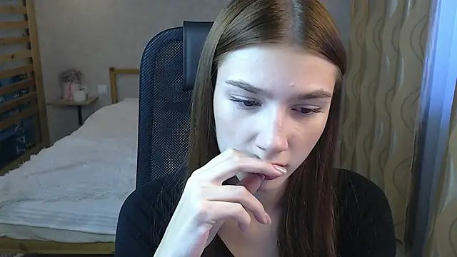 Snapshot of AnaHoney chatting on 10.14.25 AnaHoney online show from 10.14.25