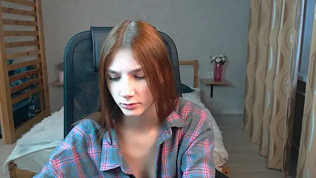 Snapshot of AnaHoney chatting on 10.21.25 AnaHoney online show from 10.21.25