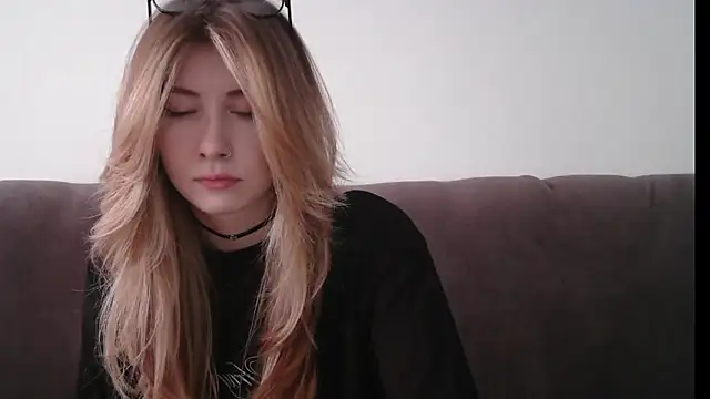 Snapshot of ErikaShyy chatting on 01.30.25 ErikaShyy online show from 01.30.25