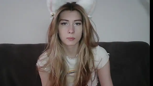 Snapshot of ErikaShyy chatting on 01.31.25 ErikaShyy online show from 01.31.25