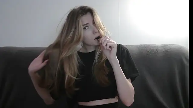 Snapshot of ErikaShyy chatting on 02.06.25 ErikaShyy online show from 02.06.25