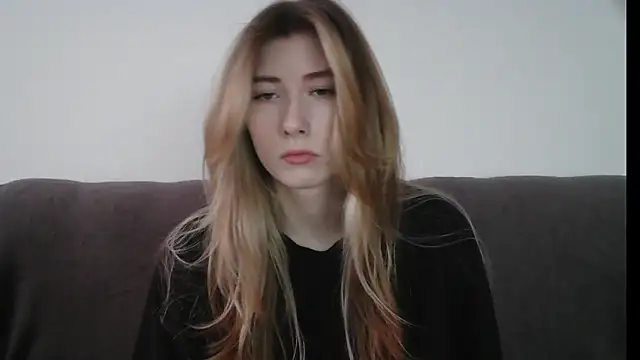 Snapshot of ErikaShyy chatting on 02.11.25 ErikaShyy online show from 02.11.25