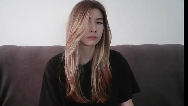 Snapshot of ErikaShyy chatting on 02.11.25 ErikaShyy online show from 02.11.25