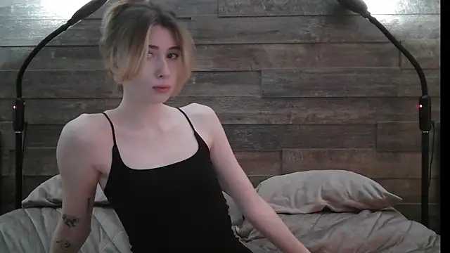 Snapshot of ErikaShyy chatting on 02.19.25 ErikaShyy online show from 02.19.25