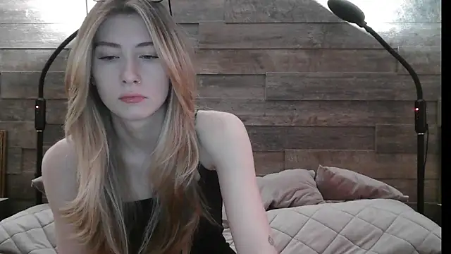 Snapshot of ErikaShyy chatting on 02.21.25 ErikaShyy online show from 02.21.25