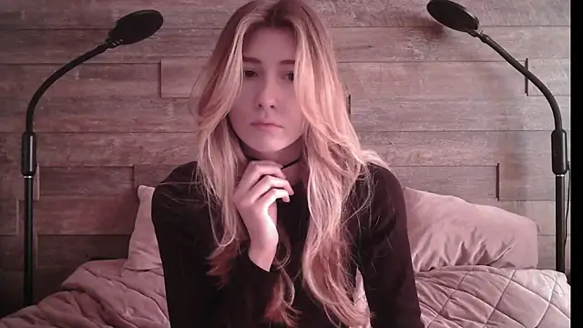 Snapshot of ErikaShyy chatting on 02.26.25 ErikaShyy online show from 02.26.25