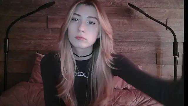 Snapshot of ErikaShyy chatting on 03.10.25 ErikaShyy online show from 03.10.25