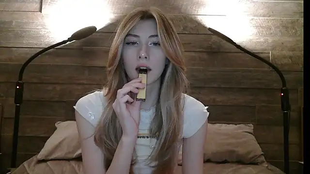 Snapshot of ErikaShyy chatting on 03.12.25 ErikaShyy online show from 03.12.25