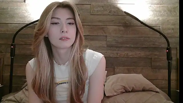 Snapshot of ErikaShyy chatting on 03.12.25 ErikaShyy online show from 03.12.25