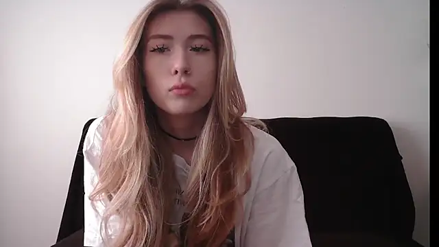 Snapshot of ErikaShyy chatting on 09.18.25 ErikaShyy online show from 09.18.25