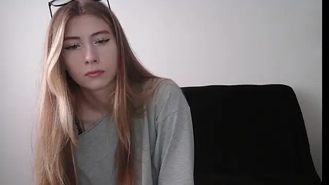 Snapshot of ErikaShyy chatting on 09.19.25 ErikaShyy online show from 09.19.25