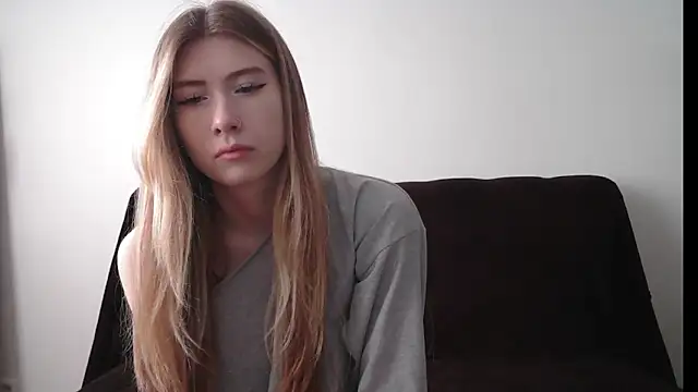 Snapshot of ErikaShyy chatting on 09.23.25 ErikaShyy online show from 09.23.25