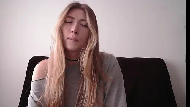 Snapshot of ErikaShyy chatting on 09.26.25 ErikaShyy online show from 09.26.25