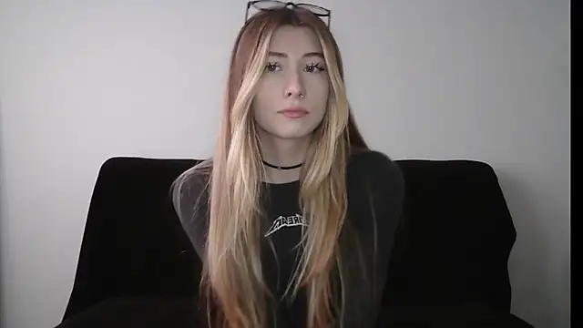 Snapshot of ErikaShyy chatting on 10.02.25 ErikaShyy online show from 10.02.25