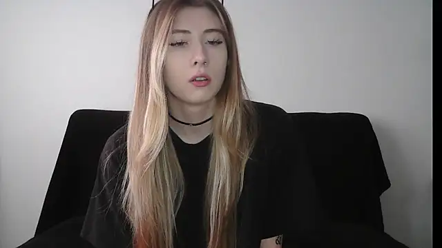 Snapshot of ErikaShyy chatting on 10.03.25 ErikaShyy online show from 10.03.25