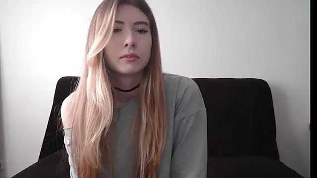 Snapshot of ErikaShyy chatting on 10.06.25 ErikaShyy online show from 10.06.25