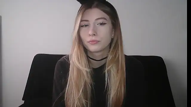 Snapshot of ErikaShyy chatting on 10.08.25 ErikaShyy online show from 10.08.25