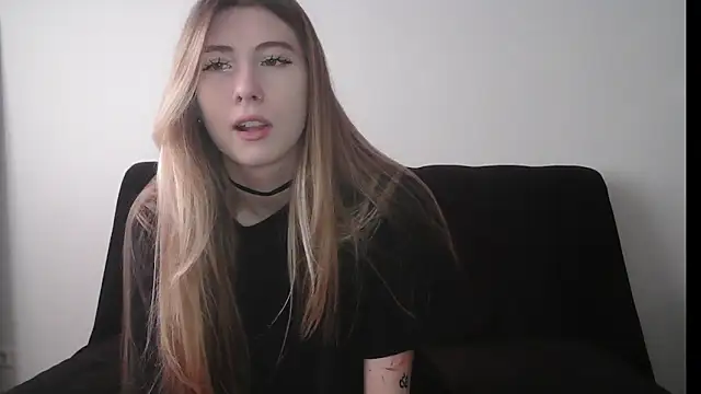 Snapshot of ErikaShyy chatting on 10.09.25 ErikaShyy online show from 10.09.25