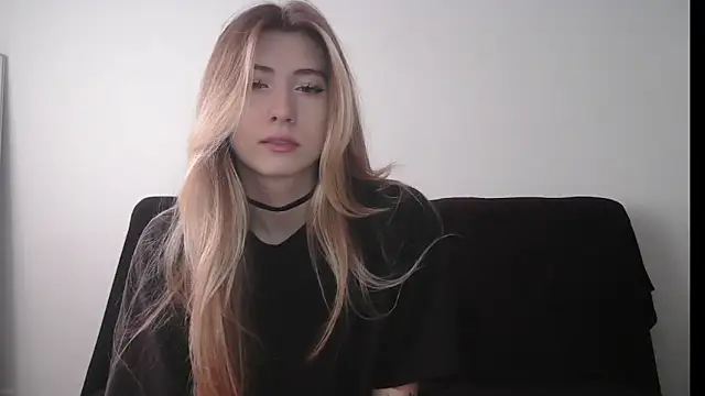 Snapshot of ErikaShyy chatting on 10.10.25 ErikaShyy online show from 10.10.25