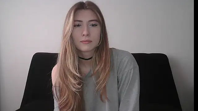 Snapshot of ErikaShyy chatting on 10.14.25 ErikaShyy online show from 10.14.25