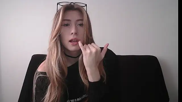 Snapshot of ErikaShyy chatting on 10.17.25 ErikaShyy online show from 10.17.25