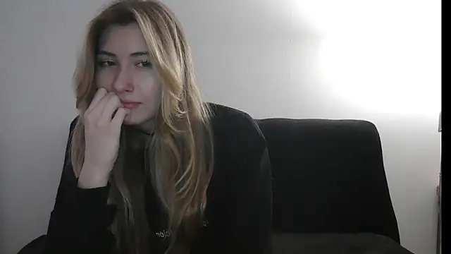 Snapshot of ErikaShyy chatting on 10.18.25 ErikaShyy online show from 10.18.25