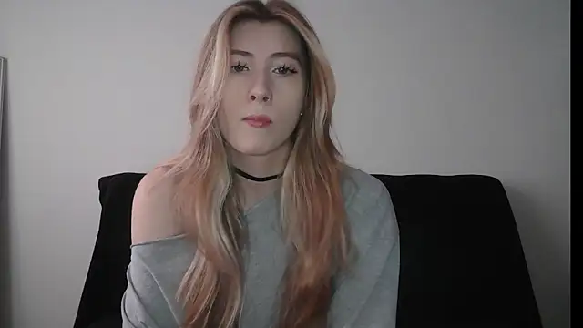 Snapshot of ErikaShyy chatting on 10.29.25 ErikaShyy online show from 10.29.25