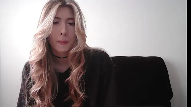 Snapshot of ErikaShyy chatting on 10.30.25 ErikaShyy online show from 10.30.25