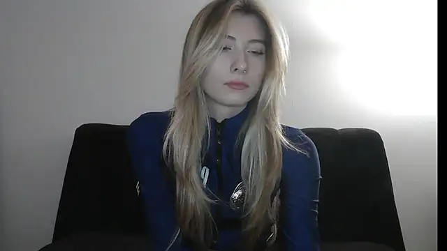 Snapshot of ErikaShyy chatting on 10.31.25 ErikaShyy online show from 10.31.25