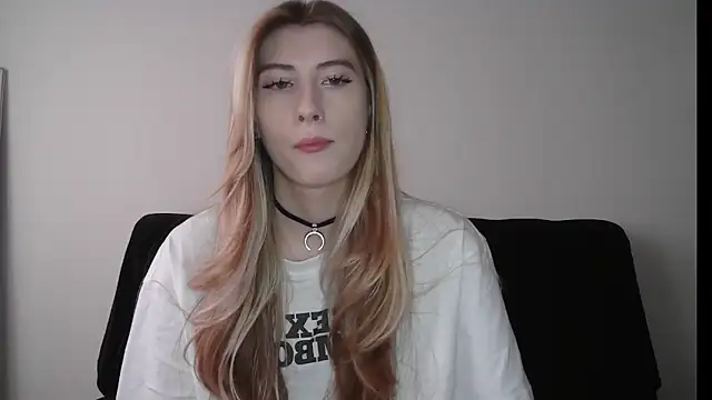 Snapshot of ErikaShyy chatting on 11.03.25 ErikaShyy online show from 11.03.25