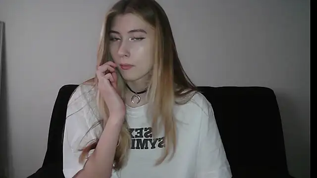 Snapshot of ErikaShyy chatting on 11.04.25 ErikaShyy online show from 11.04.25