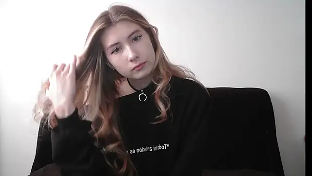 Snapshot of ErikaShyy chatting on 11.06.25 ErikaShyy online show from 11.06.25