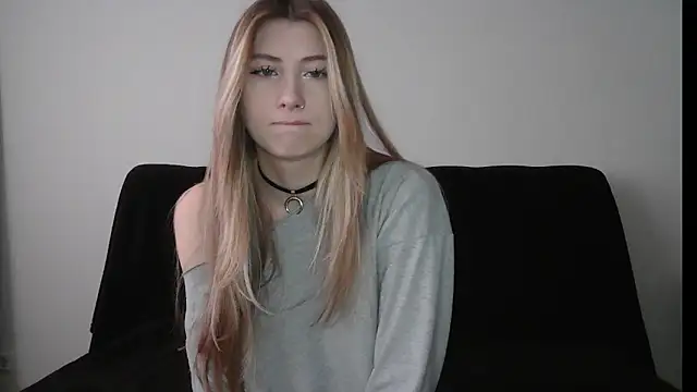 Snapshot of ErikaShyy chatting on 11.13.25 ErikaShyy online show from 11.13.25