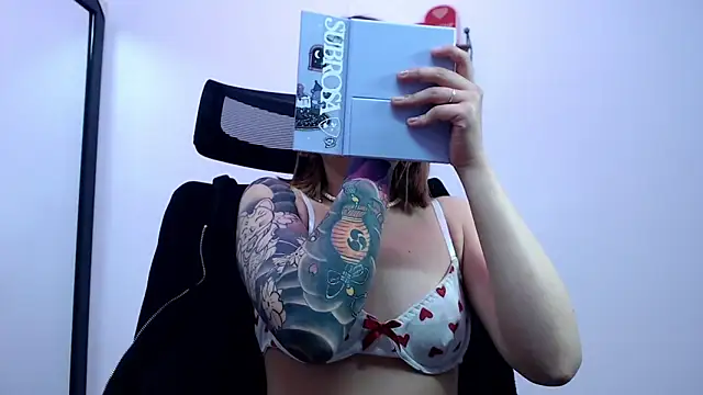 Snapshot of HORNET_ chatting on 10.22.25 HORNET online show from 10.22.25