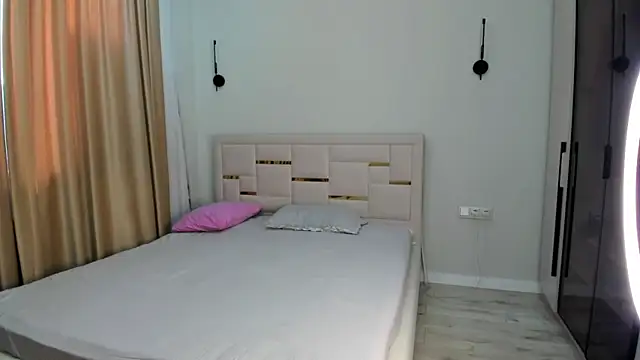 Lola Peach online show from 11.26.25