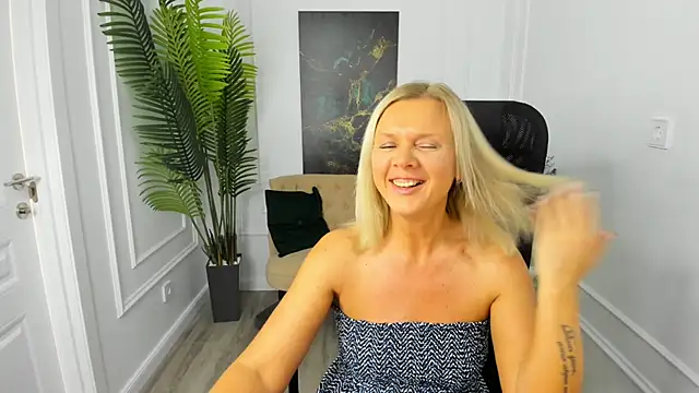 AgathaKlouin online show from 10.07.25